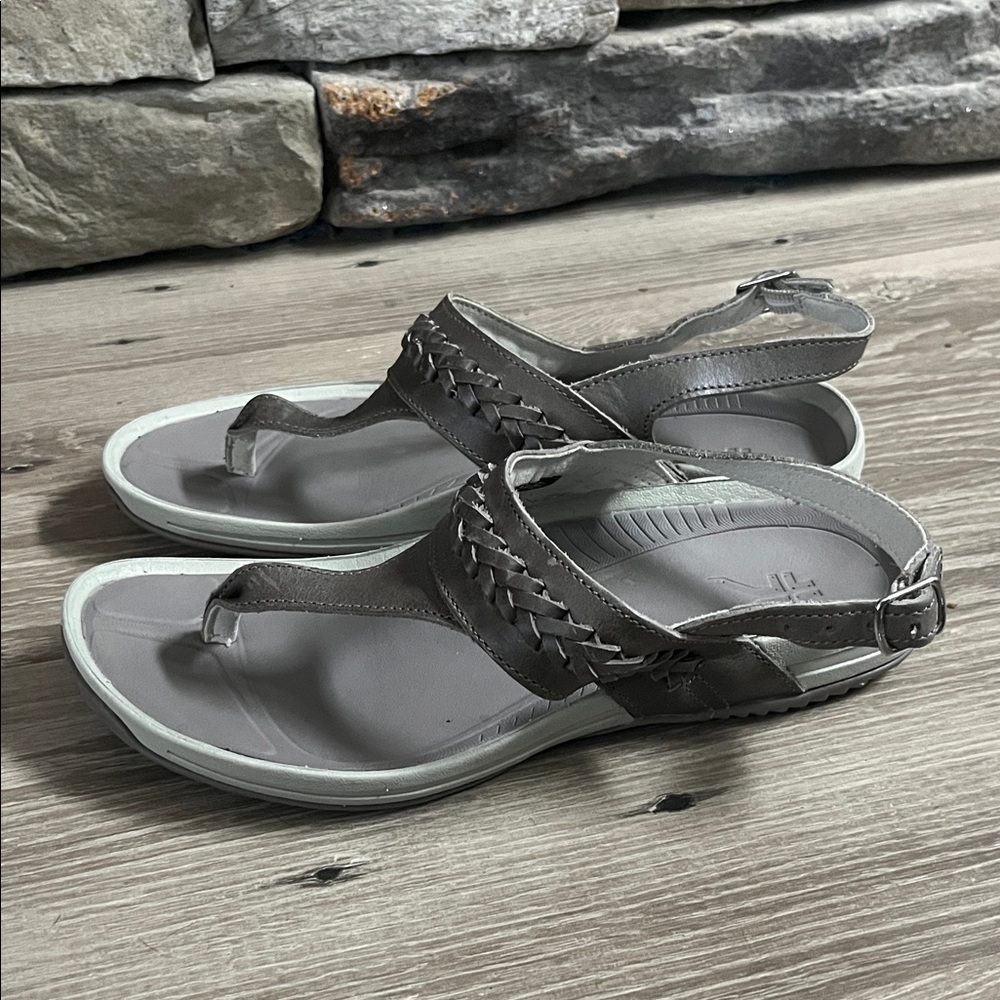 Kuru sandals/8